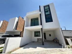 NEX-303204 - Casa en Venta, con 3 recamaras, con 2 baños, con 184 m2 de construcción.