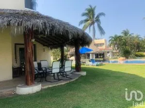 NEX-210279 - Casa en Renta, con 6 recamaras, con 6 baños, con 1040 m2 de construcción.