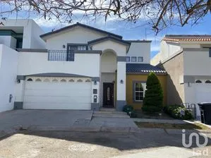 NEX-243353 - Casa en Venta, con 3 recamaras, con 2 baños, con 249 m2 de construcción.