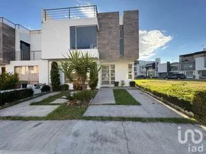 NEX-261066 - Casa en Venta, con 3 recamaras, con 3 baños, con 237 m2 de construcción.