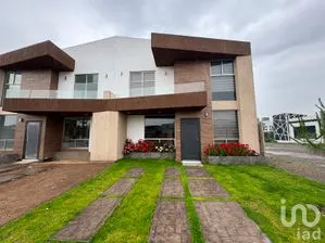 NEX-301541 - Casa en Venta, con 3 recamaras, con 2 baños, con 148 m2 de construcción.