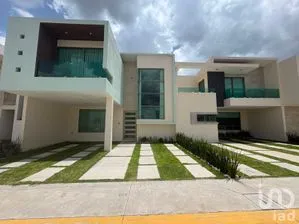 NEX-303549 - Casa en Venta, con 3 recamaras, con 2 baños, con 207 m2 de construcción.
