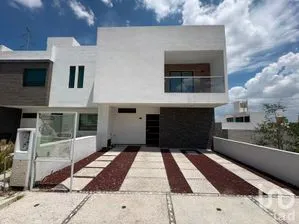 NEX-305821 - Casa en Venta, con 4 recamaras, con 4 baños, con 160 m2 de construcción.