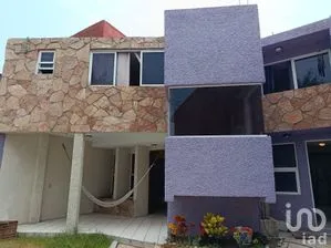 NEX-295874 - Casa en Renta, con 5 recamaras, con 3 baños, con 212 m2 de construcción.