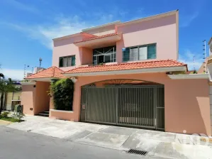 NEX-170213 - Casa en Venta, con 3 recamaras, con 4 baños, con 456 m2 de construcción.
