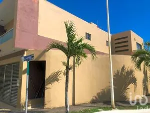 NEX-253576 - Casa en Venta, con 3 recamaras, con 4 baños, con 350 m2 de construcción.