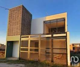 NEX-212683 - Casa en Venta, con 4 recamaras, con 2 baños, con 250 m2 de construcción.