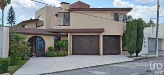 NEX-259339 - Casa en Venta, con 4 recamaras, con 5 baños, con 574 m2 de construcción.