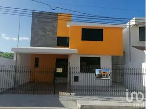 NEX-188900 - Casa en Venta, con 4 recamaras, con 3 baños, con 240 m2 de construcción en Bosques de Campeche, CP 24030, Campeche.