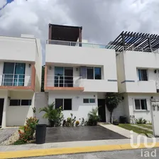 NEX-252279 - Casa en Venta, con 4 recamaras, con 3 baños, con 159 m2 de construcción.