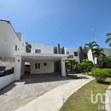 NEX-253711 - Casa en Venta, con 4 recamaras, con 5 baños, con 439 m2 de construcción.