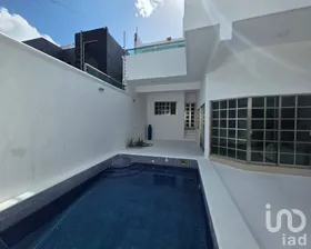 NEX-264165 - Casa en Venta, con 3 recamaras, con 4 baños, con 244 m2 de construcción.