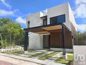 NEX-256924 - Casa en Venta, con 4 recamaras, con 4 baños, con 268 m2 de construcción.
