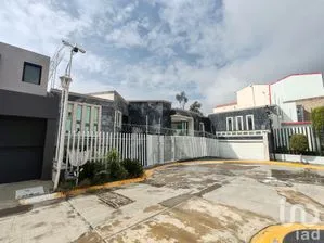 NEX-245639 - Casa en Venta, con 3 recamaras, con 4 baños, con 445 m2 de construcción.