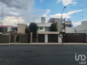 NEX-304700 - Casa en Venta, con 4 recamaras, con 4 baños, con 268 m2 de construcción.