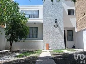 NEX-301775 - Casa en Renta, con 3 recamaras, con 2 baños, con 182 m2 de construcción.