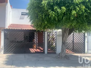 NEX-169285 - Casa en Renta, con 3 recamaras, con 3 baños, con 141 m2 de construcción en Mirador Del Sol, CP 45054, Jalisco.