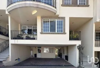 NEX-235416 - Casa en Venta, con 3 recamaras, con 4 baños, con 450 m2 de construcción.