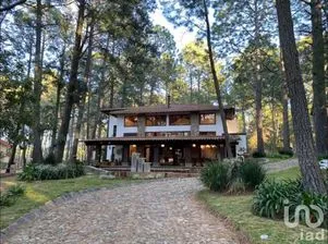 NEX-243838 - Casa en Venta, con 4 recamaras, con 4 baños, con 350 m2 de construcción.