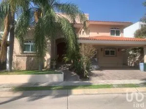 NEX-261726 - Casa en Venta, con 5 recamaras, con 7 baños, con 533 m2 de construcción.