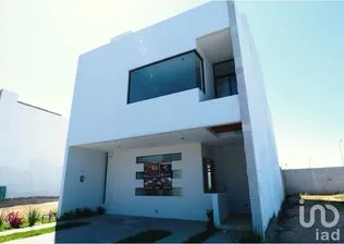 NEX-243050 - Casa en Venta, con 3 recamaras, con 3 baños, con 260 m2 de construcción.