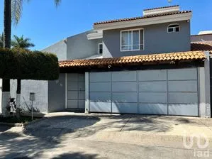 NEX-196727 - Casa en Venta, con 3 recamaras, con 5 baños, con 378 m2 de construcción.
