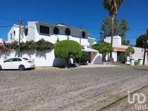 NEX-199048 - Casa en Venta, con 5 recamaras, con 6 baños, con 766 m2 de construcción.