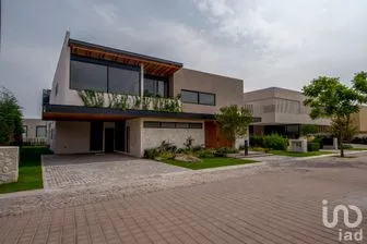 NEX-304194 - Casa en Venta, con 4 recamaras, con 5 baños, con 560 m2 de construcción.