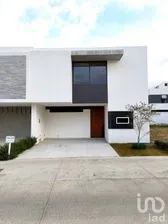 NEX-248724 - Casa en Venta, con 3 recamaras, con 4 baños, con 207 m2 de construcción en Solares, CP 45019, Jalisco.