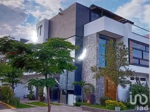 NEX-260671 - Casa en Venta, con 4 recamaras, con 3 baños, con 300 m2 de construcción en Argenta Mirador Residencial, CP 45135, Jalisco.
