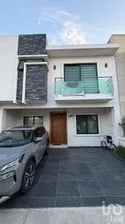 NEX-301501 - Casa en Venta, con 3 recamaras, con 4 baños, con 187 m2 de construcción.