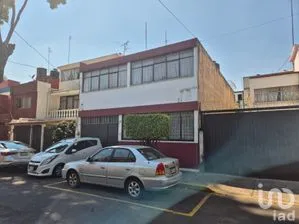 NEX-243647 - Casa en Venta, con 4 recamaras, con 2 baños, con 211 m2 de construcción en Avante, CP 04460, Ciudad de México.