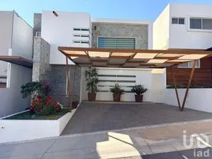 NEX-290079 - Casa en Venta, con 4 recamaras, con 3 baños, con 226 m2 de construcción.