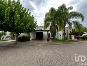 NEX-306437 - Casa en Venta, con 4 recamaras, con 3 baños, con 190 m2 de construcción.