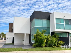 NEX-307111 - Casa en Venta, con 3 recamaras, con 2 baños, con 200 m2 de construcción.
